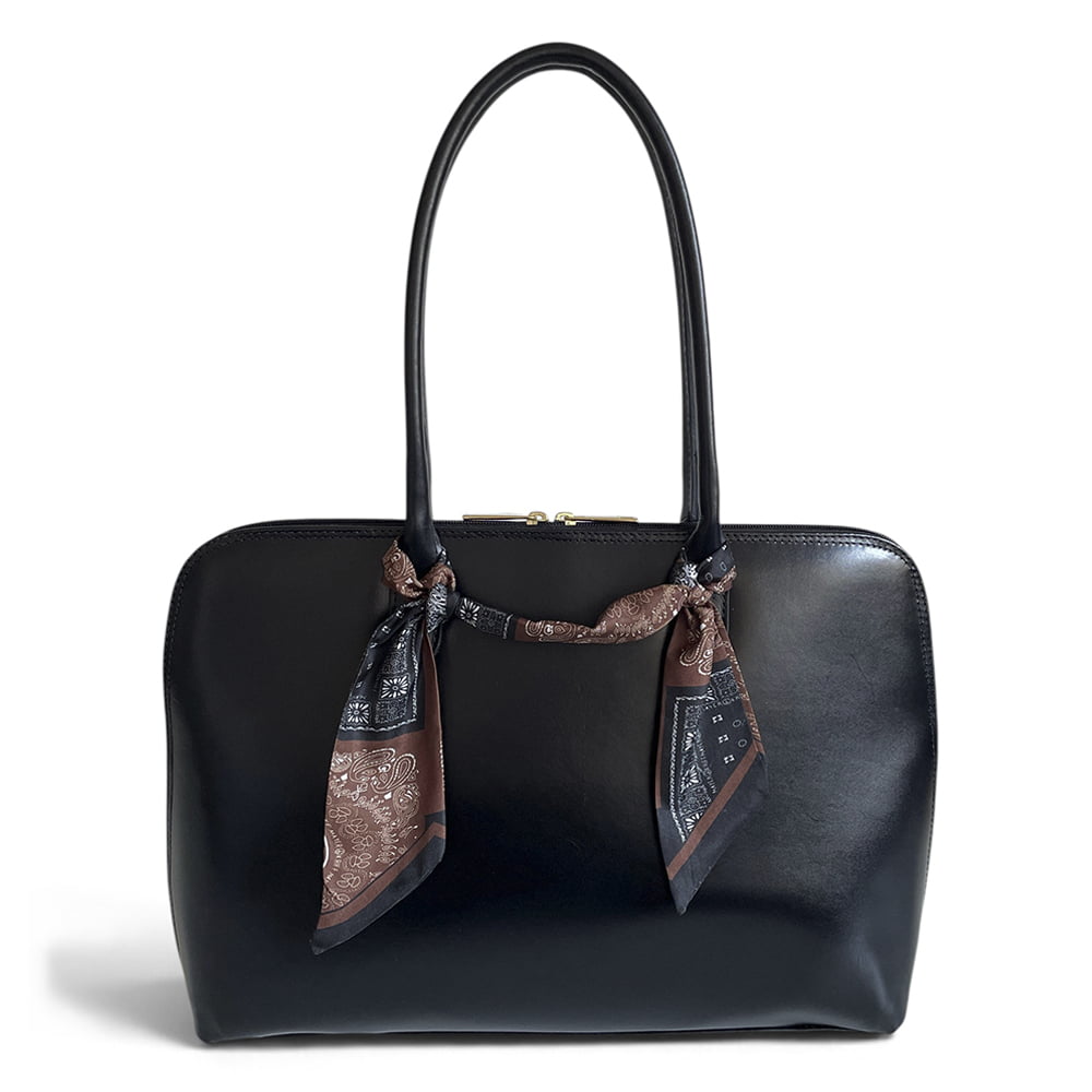 Lenço para bolsa. Amarração dupla. Uma forma bem estilosa e autoral da Notore, com um nó na base de ambas as alças, o detalhe do lenço fica bem centralizado na bolsa, com ar despojado e as pontas soltas.