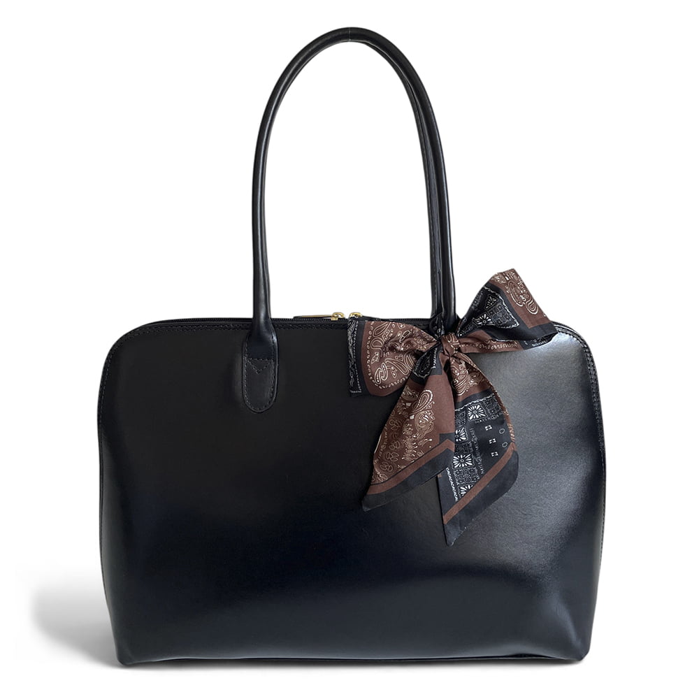 Alt: Lenço para bolsa. Laço lateral único. O equilíbrio entre o formal e o descontraído. Ideal para dias de trabalho presencial e almoços de negócios.