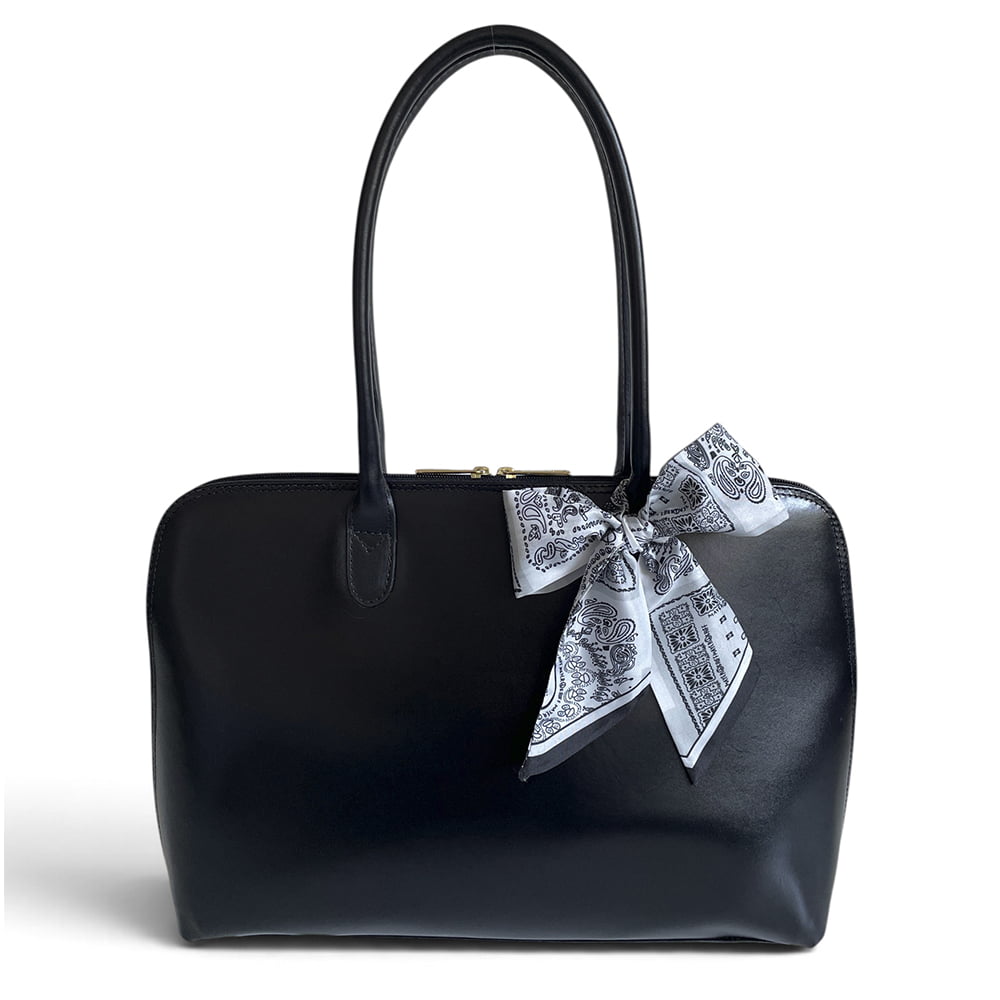 Imagem com Lenço na bolsa em formato de laço em bolsa para notebook.