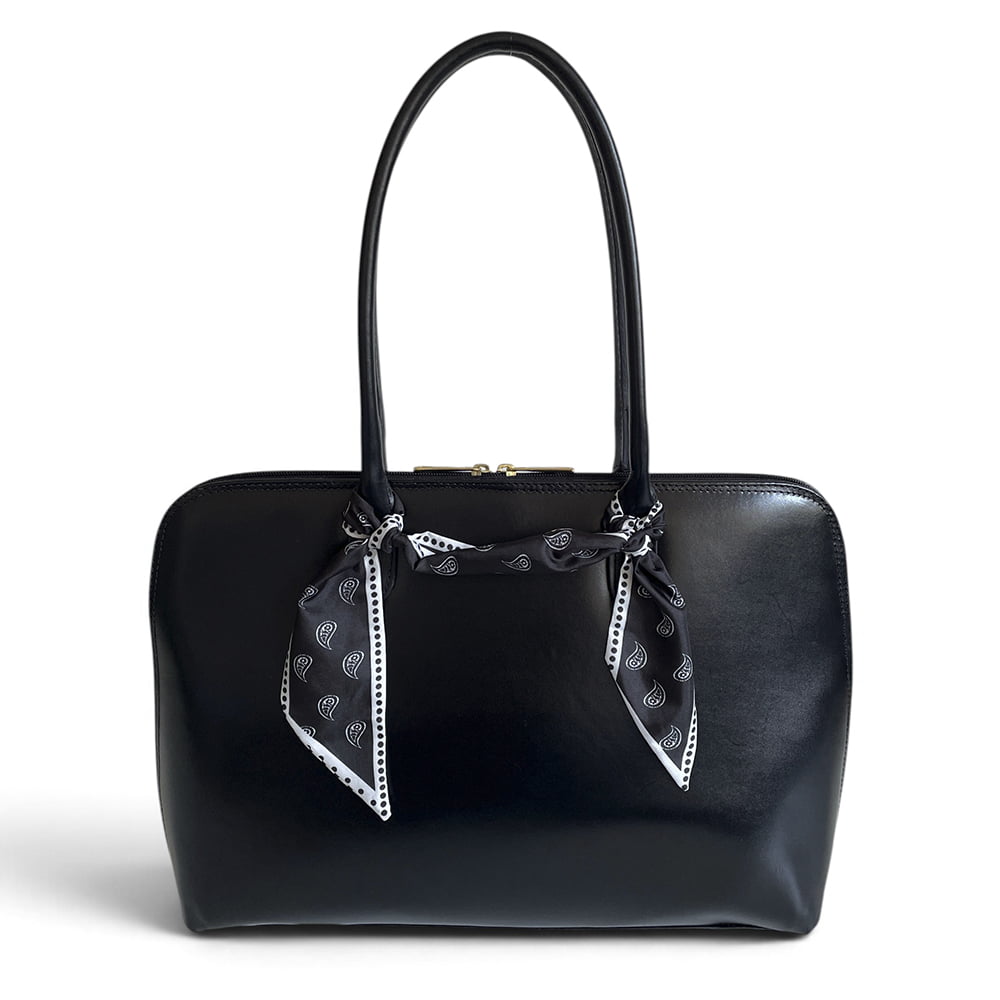 Imagem com uso de Lenço na bolsa. Amarração dupla em bolsa para notebook.